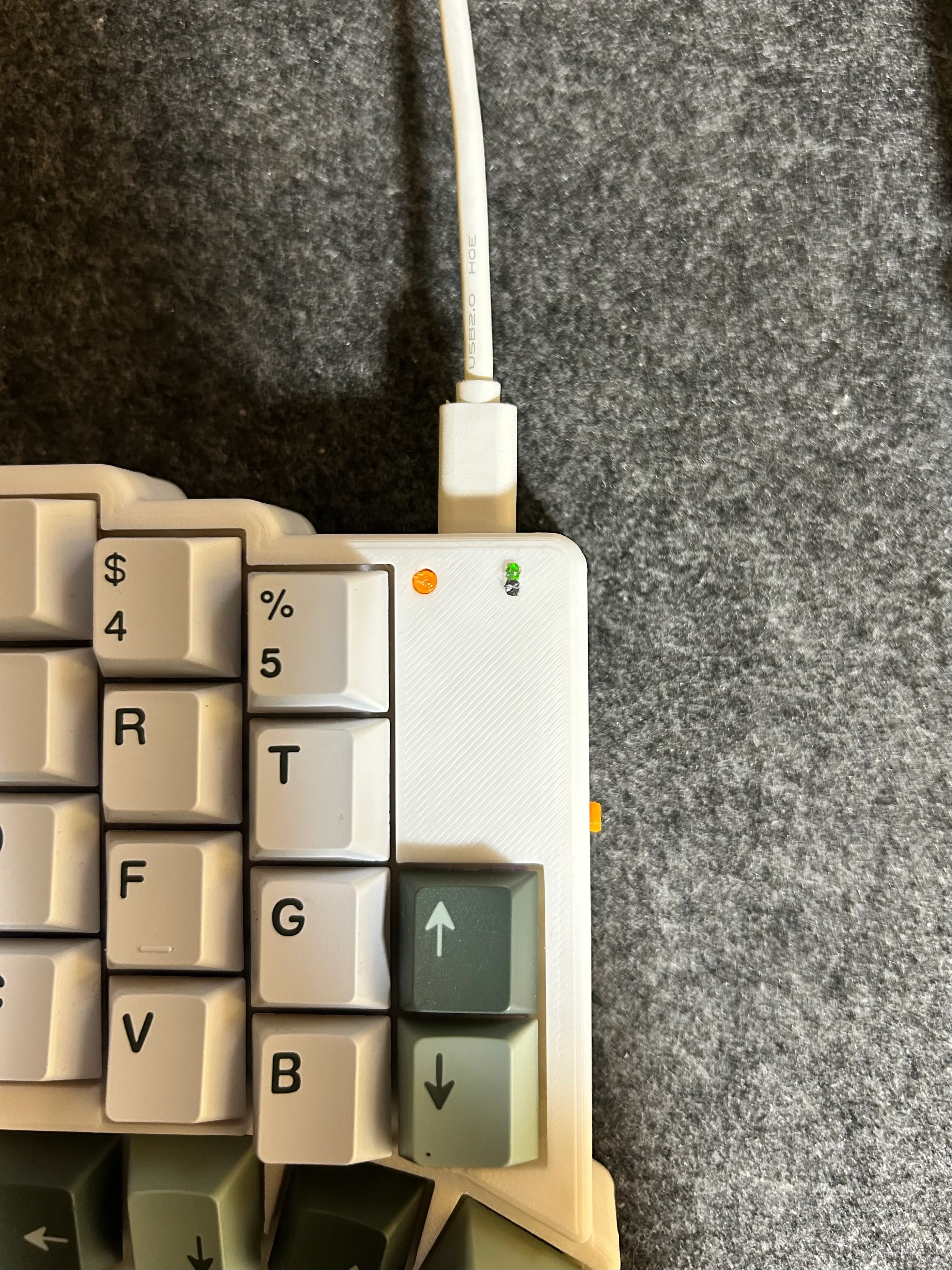 バッテリー充電中は暗所で確認すると淡く光ることが確認できます